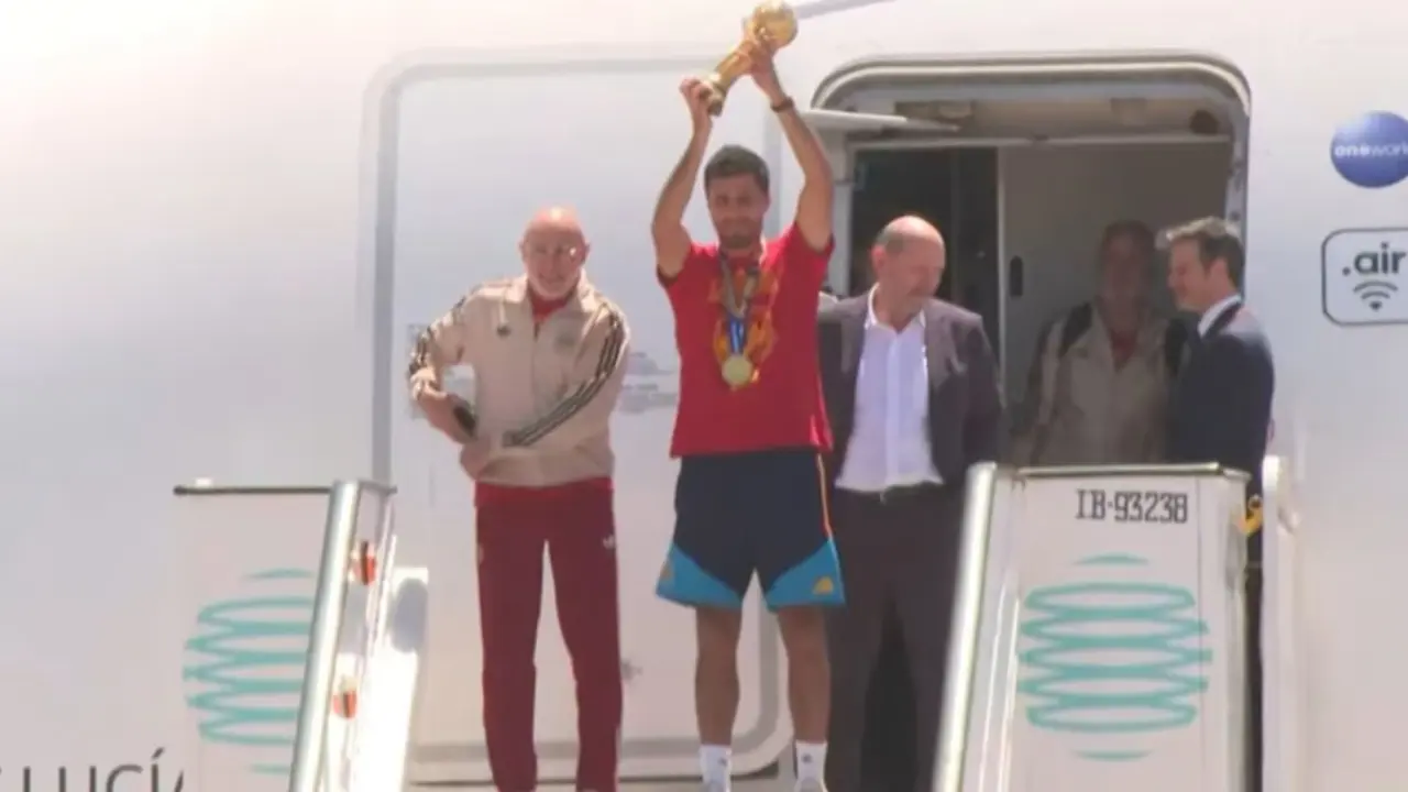 Los campeones del mundo aterrizan en Madrid
- EUROPA PRESS