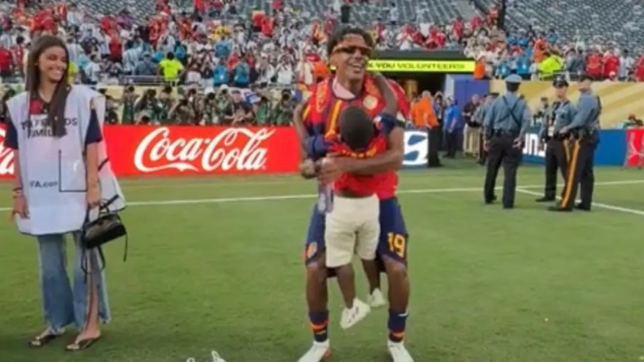 Lamine tras ganar la final abraza a su hermano junto a su pareja