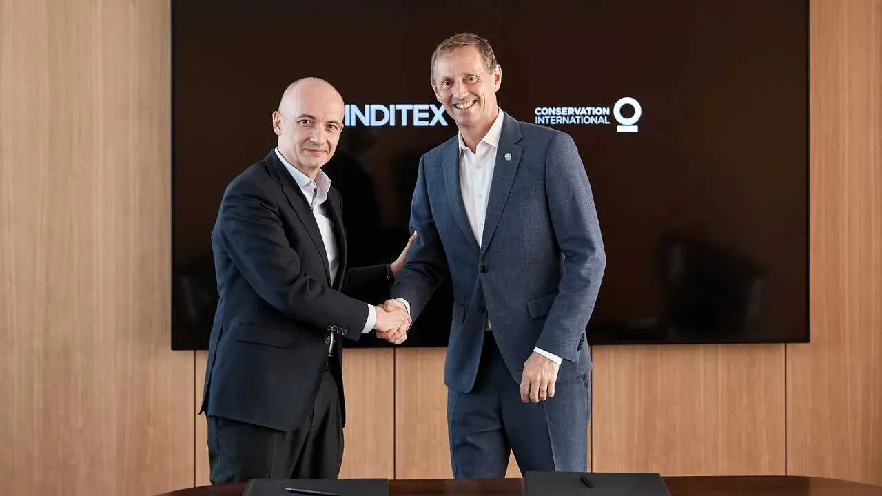 El CEO de Inditex, &Oacute;scar Garc&iacute;a Maceiras, y el  director ejecutivo de Conservaci&oacute;n Internacional, Sebastian Tro&euml;ng,firman acuerdo