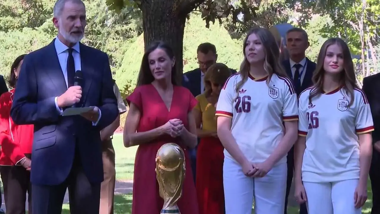 La Familia Real con la Copa del Mundo duirante la audiencia en Zarzuela a la selecci&oacute;n espa&ntilde;ola de f&uacute;tbol