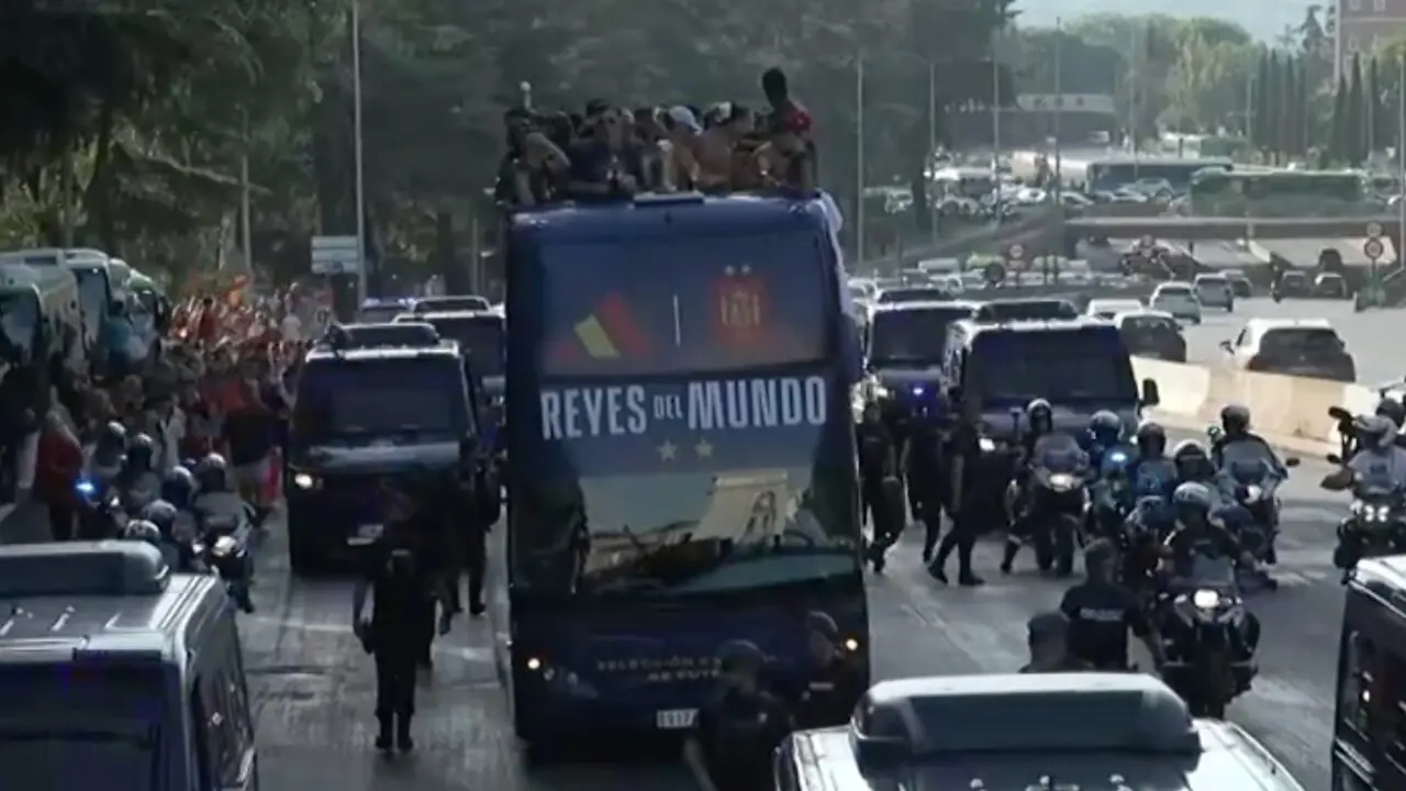 Autob&uacute;s y comitiva de la Selecci&oacute;n