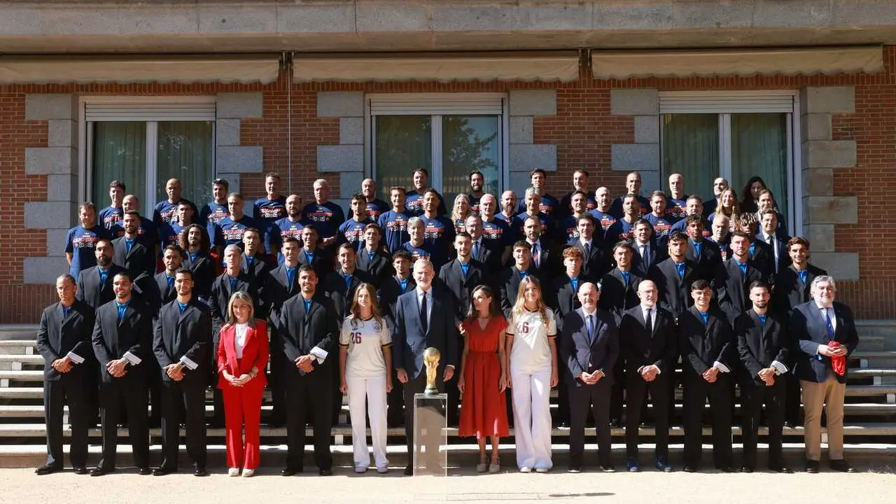 Los Reyes de Espa&ntilde;a, don Felipe VI y do&ntilde;a Letizia, la Princesa de Asturias y la infanta Sof&iacute;a reciben a la selecci&oacute;n espa&ntilde;ola de f&uacute;tbol en el Palacio de La Zarzuela de Madrid
