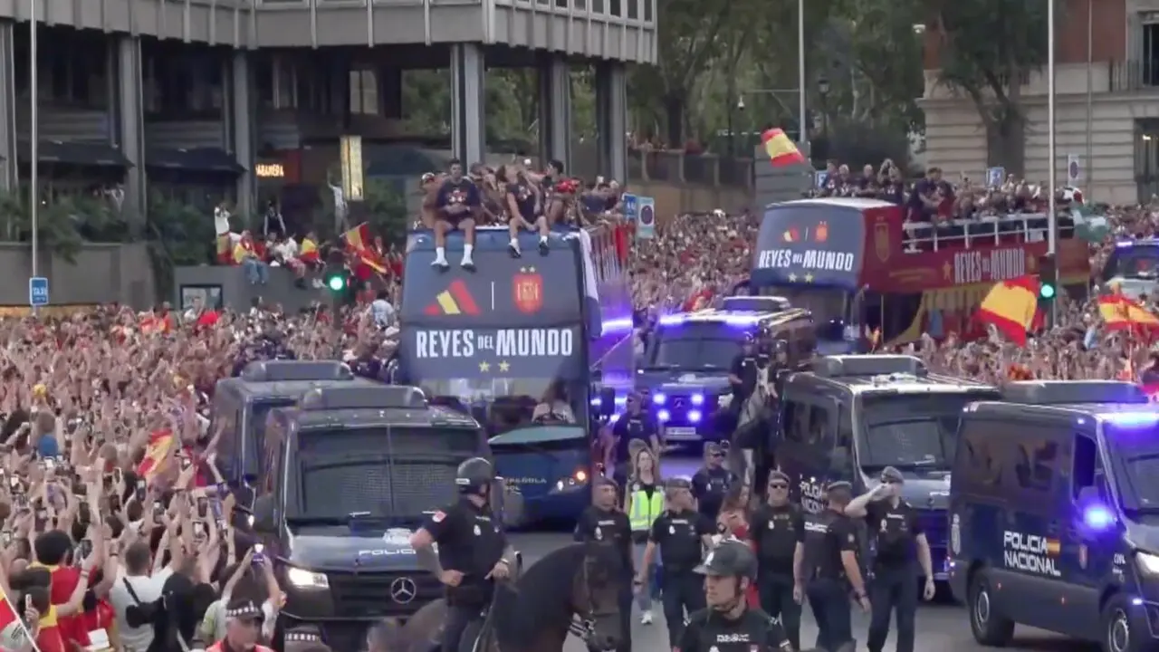 La gr&uacute;a de los campeones del mundo recorre Madrid