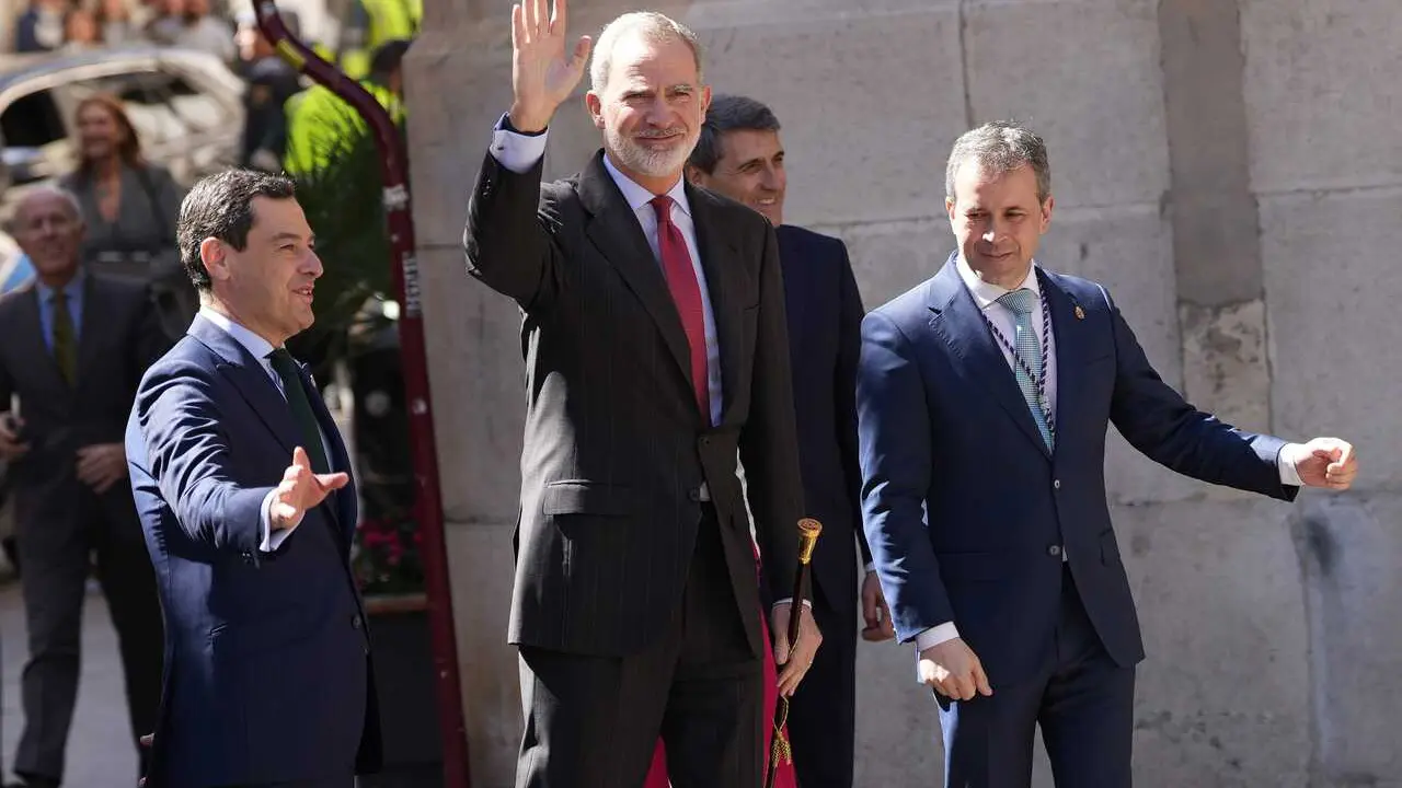Archivo - El Rey Felipe VI (c), junto al presidente de la Junta de Andaluc&iacute;a Juanma Moreno (i), y el alcalde de Ja&eacute;n, Julio Mill&aacute;n (d), durante su visita a Ja&eacute;n. A 17 de marzo de 2026, en Ja&eacute;n (Andaluc&iacute;a, Espa&ntilde;a). 