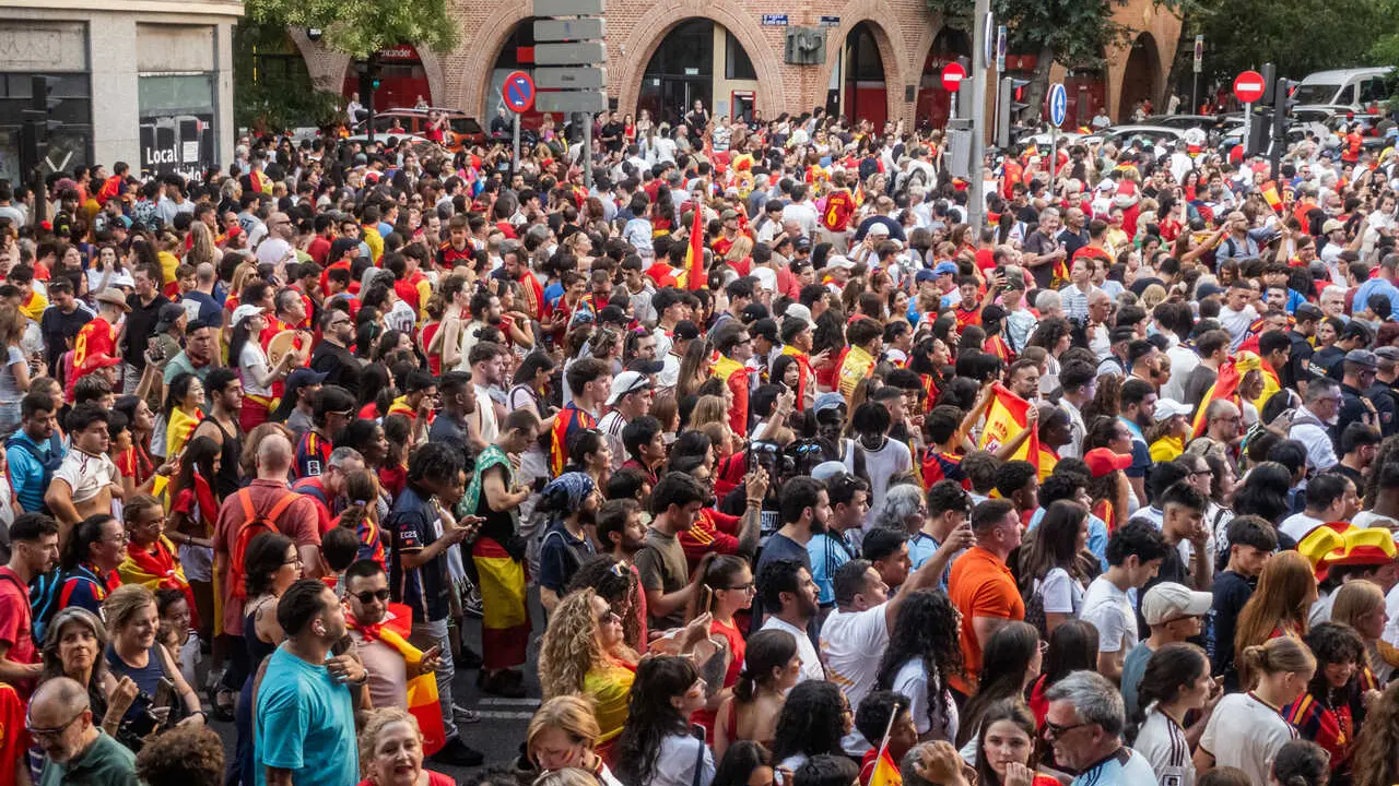 Aficionados saludan al autob&uacute;s de la Selecci&oacute;n durante la r&uacute;a de celebraci&oacute;n de la Selecci&oacute;n Espa&ntilde;ola por el triunfo en el Mundial 2026, a 20 de julio de 2026, en Madrid (Espa&ntilde;a). El combinado espa&ntilde;ol se convirti&oacute; ayer en campe&oacute;n del Mundial 2026 de f&uacute;tbol, tras vencer por 1-0 a Argentina con gol de Ferr&aacute;n Torres.