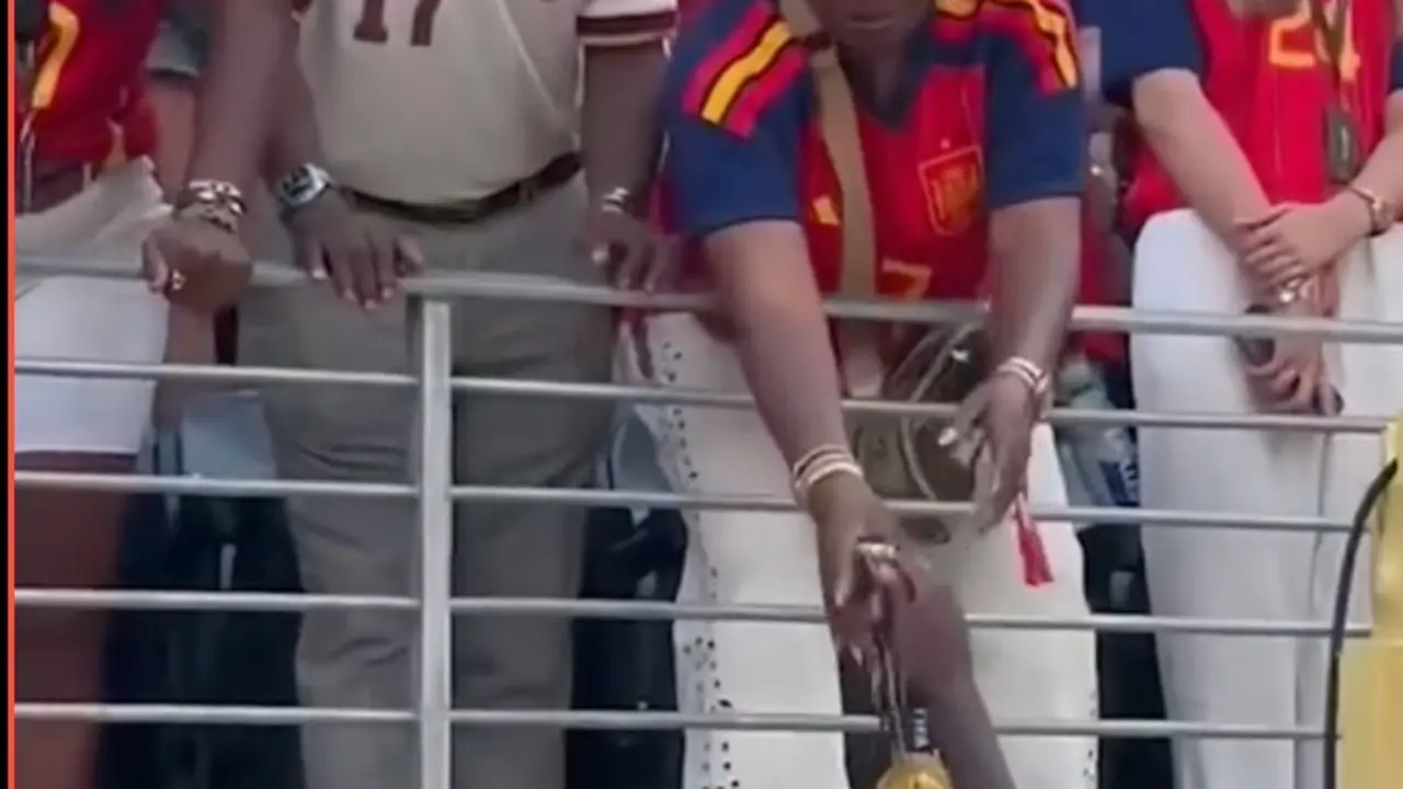 Nico Williams le entrega la medalla a su medalla