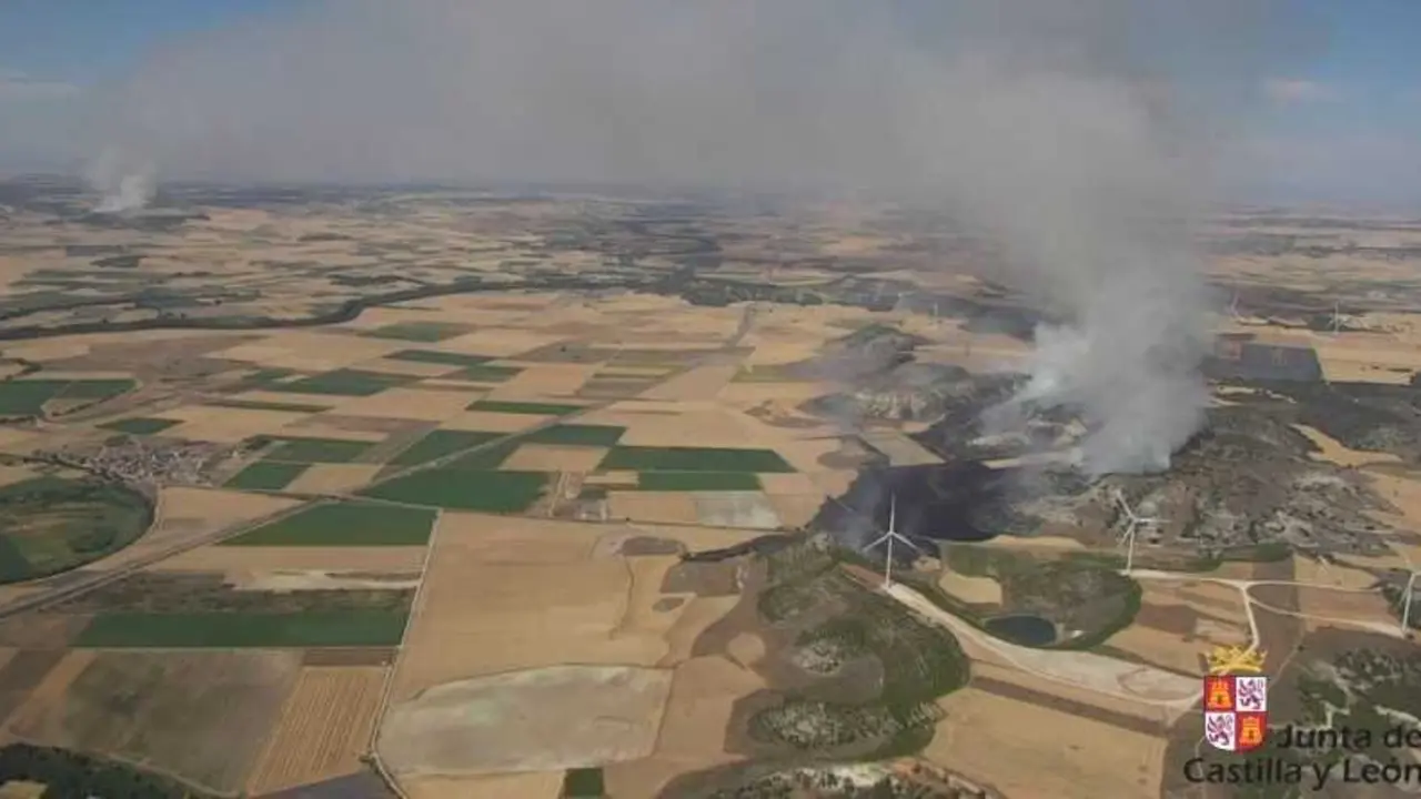 Incendio en Soto de Cerrato (Palencia) este domingo, con otro foco de incendio al fondo.