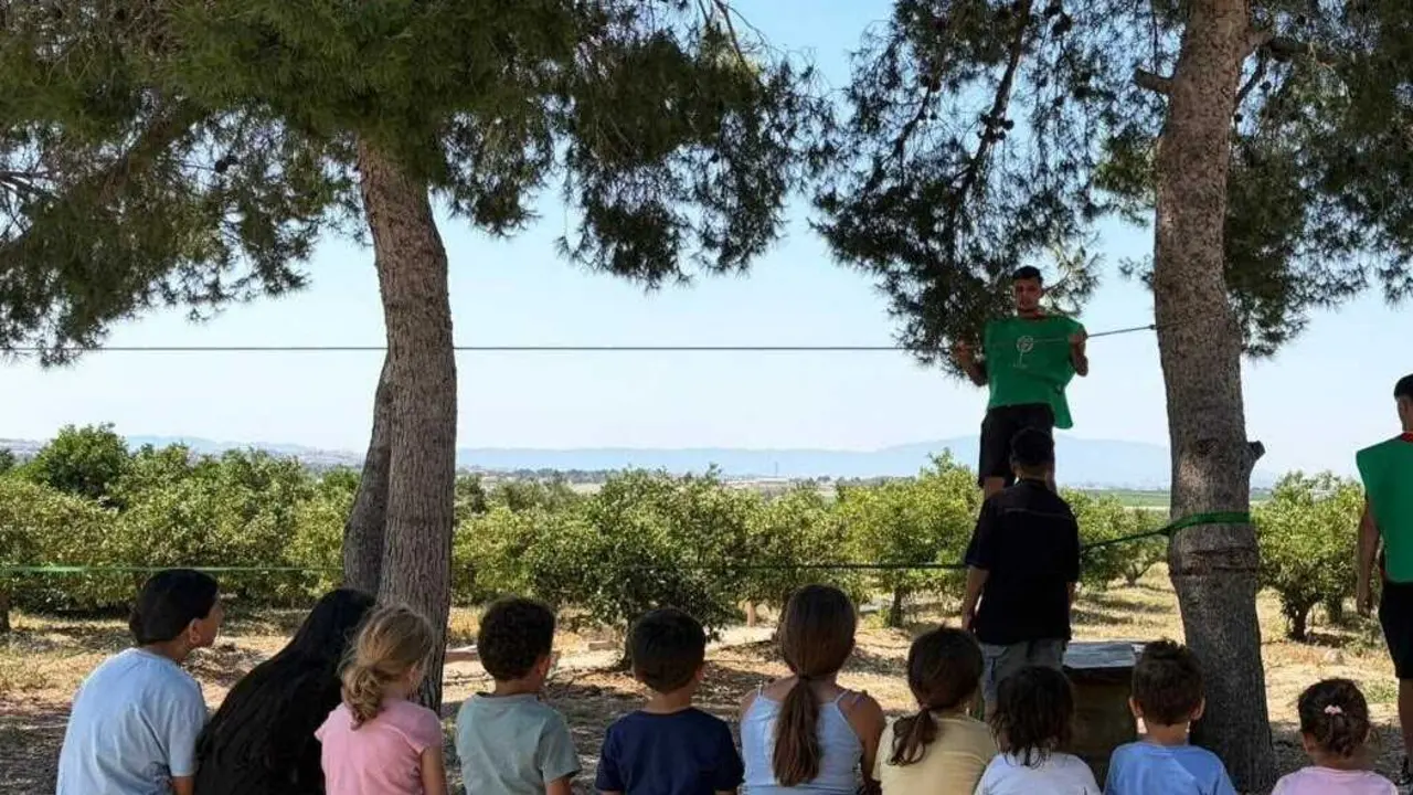 Ni&ntilde;os participantes en un programa de Cruz Roja.