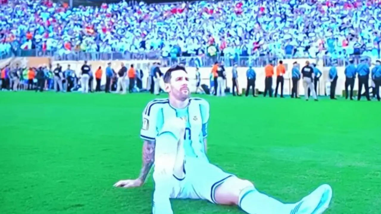 Leo Messi sentado en el campo tras la final del Mundial