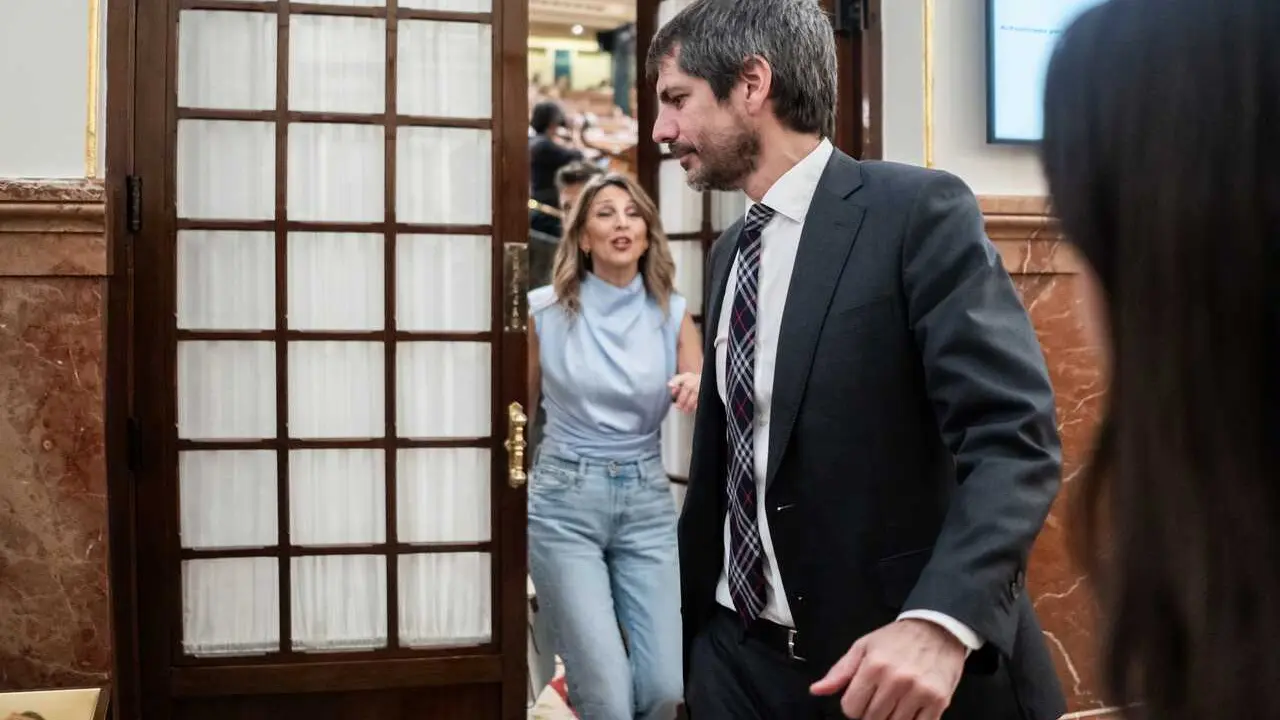 Archivo - La vicepresidenta segunda y ministra de Trabajo, Yolanda D&iacute;az, y el ministro de Cultura, Ernest Urtasun, durante una sesi&oacute;n plenaria en el Congreso, a 29 de abril de 2026, en Madrid (Espa&ntilde;a). 