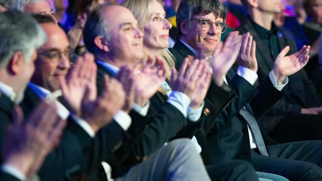 Archivo - El secretario general de Junts per Catalunya, Jordi Turull (c), la n&uacute;mero 2 de Junts+Puigdemont, Anna Navarro (2d) y el expresidente de la Generalitat y candidato de Junts a las elecciones catalanas, Carles Puigdemont (d), durante el acto de Jun