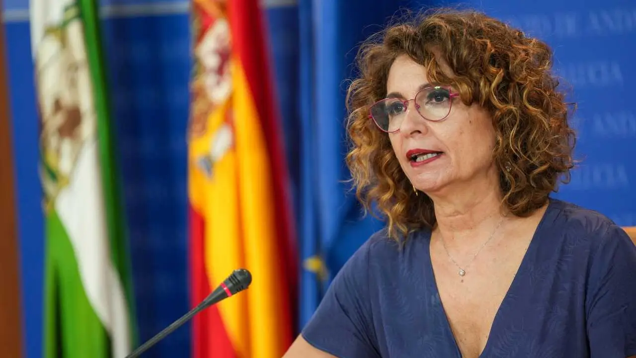 La secretaria general del PSOE-A y portavoz del Grupo Parlamentario Socialista, Mar&iacute;a Jes&uacute;s Montero, ofrece una rueda de prensa en el Parlamento. (Foto de archivo).
