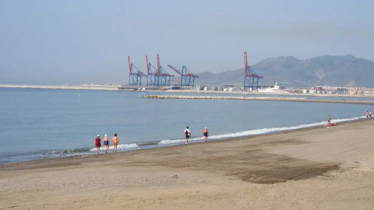 Archivo - La aprobaci&oacute;n en segunda vuelta del proyecto de ley de tabaco ampl&iacute;a a las playas los espacios libres de humo