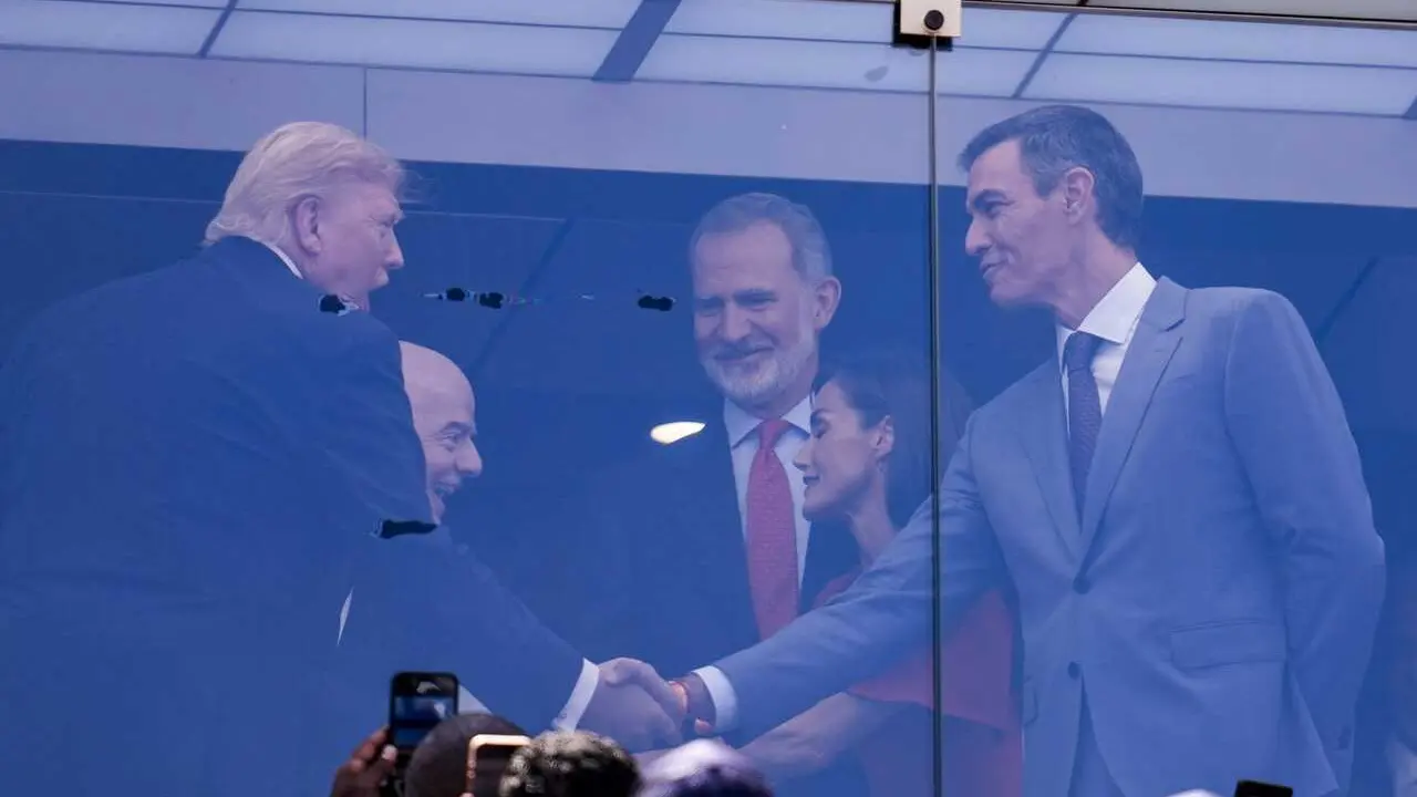 Saludo entre el presidente de EEUU, Donald Trump, y el de Espa&ntilde;a, Pedro S&aacute;nchez, en la final del Mundial de f&uacute;tbol