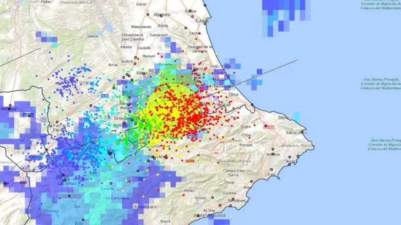 Una tormenta muy intensa avanza entre Valencia y Alicante dejando rachas de viento de 50 km/h