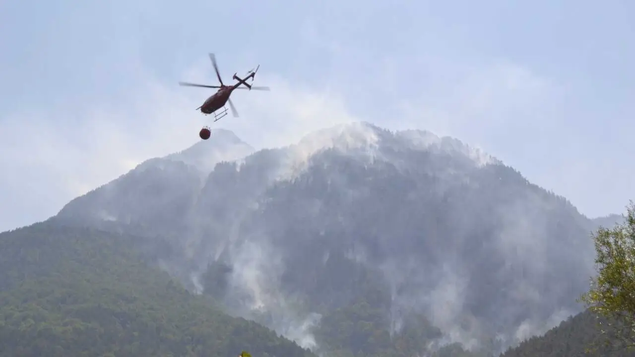 Uno de los helic&oacute;pteros que trabajan en el incendio de Plan (Huesca) cargando agua del ib&oacute;n