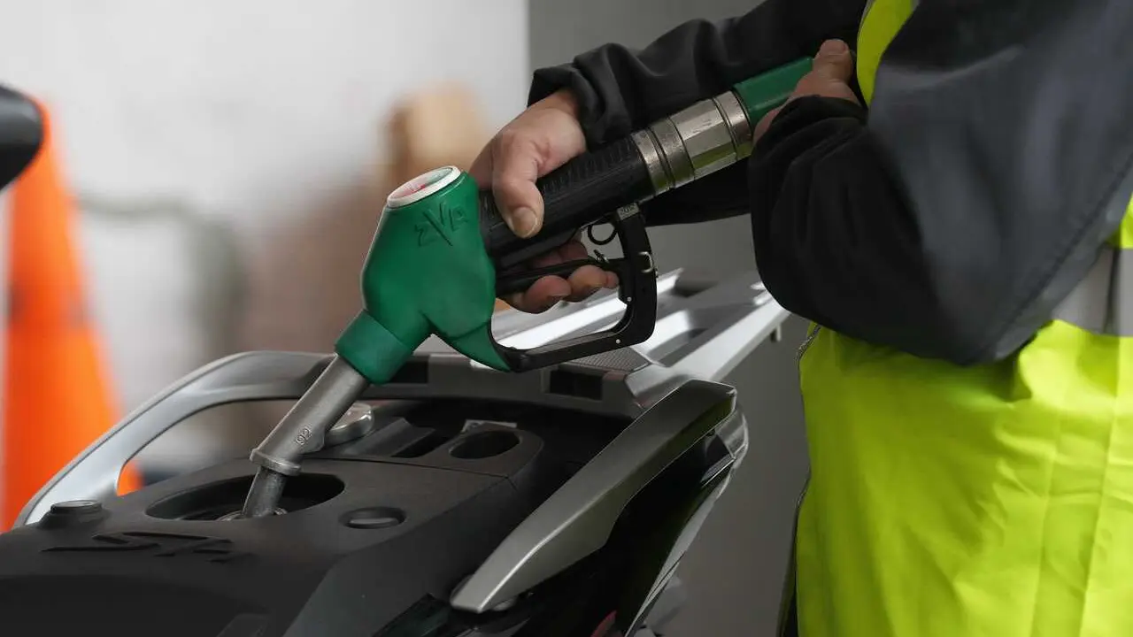 Archivo - Una persona echa combustible, a 4 de marzo de 2026, en Barcelona, Catalunya (Espa&ntilde;a). El repunte del precio del petr&oacute;leo (crudo Brent) tras la escalada de tensi&oacute;n y nuevos ataques en Oriente Pr&oacute;ximo est&aacute; traslad&aacute;ndose a los carburantes. Las esti