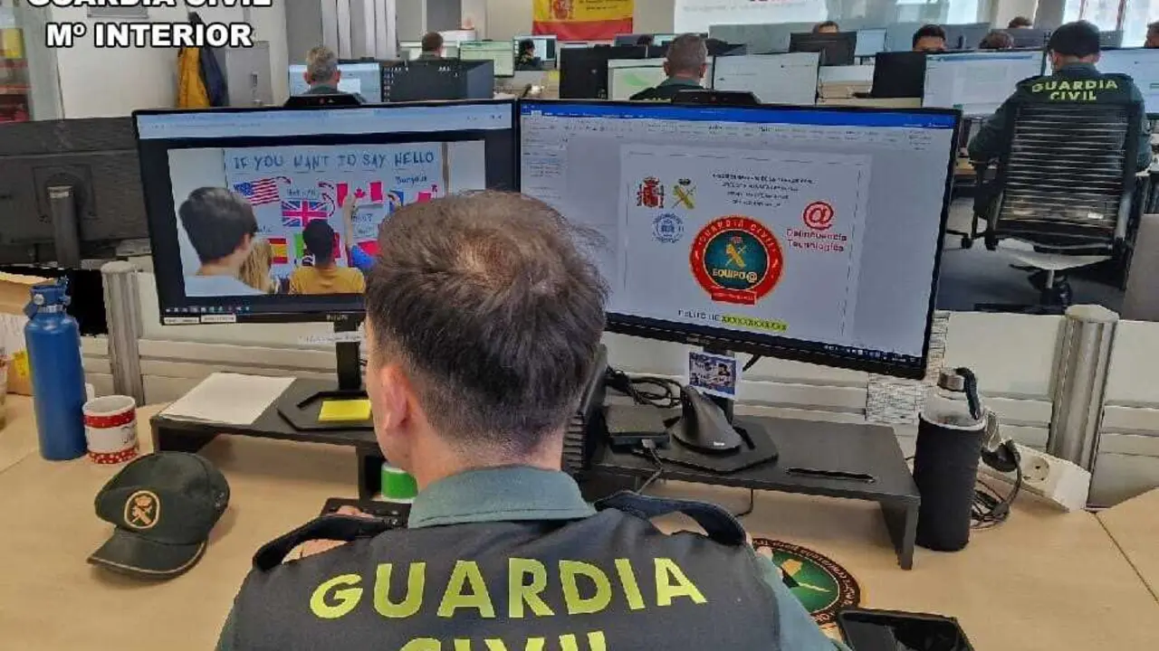Un agente del equipo de CiberComandancia de la Guardia Civil.