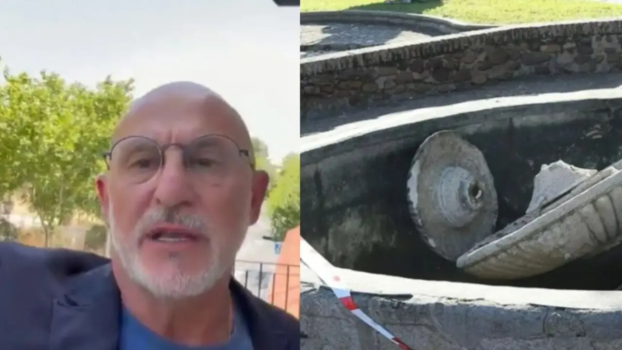 Luis de la Fuente junto a la fuente donde falleci&oacute; el joven Adri&aacute;n