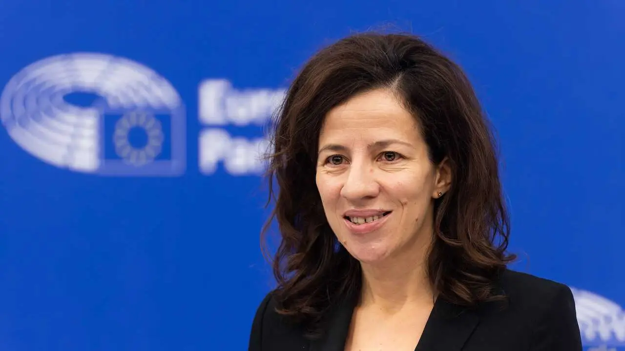 Archivo - La comisaria europea de Derechos Sociales y Capacidades, Empleos de Calidad y Pensiones, Roxana M&icirc;nzatu, habla en el edificio del Parlamento Europeo