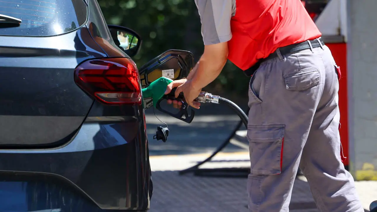 Una persona reposta gasolina en un coche, en una gasolinera, a 1 de julio de 2026, en Madrid (Espa&ntilde;a) 