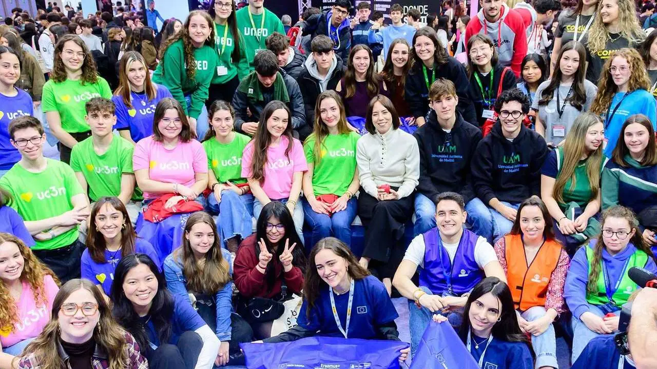 La ministra Diana Morant con alumnos