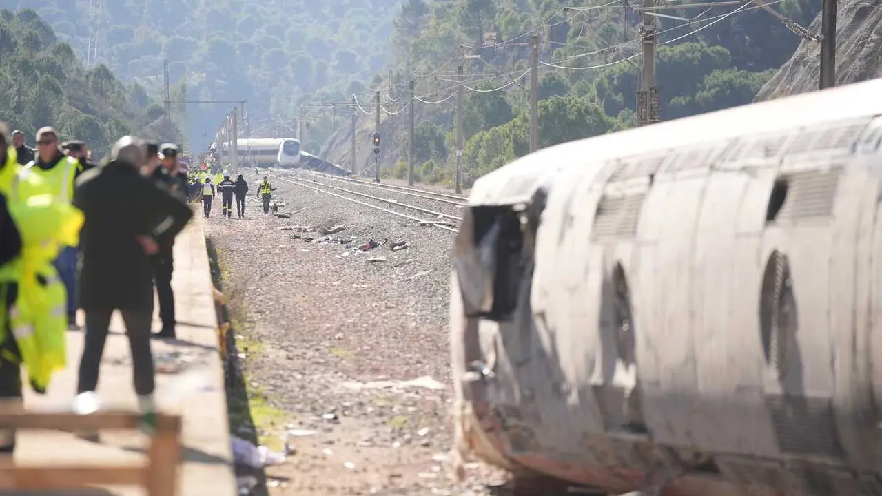 Archivo - Uno de los vagones del tren de Iryo que descarril&oacute; y al fondo, el Alvia, a 20 de enero de 2026, en Adamuz, C&oacute;rdoba, Andaluc&iacute;a (Espa&ntilde;a).