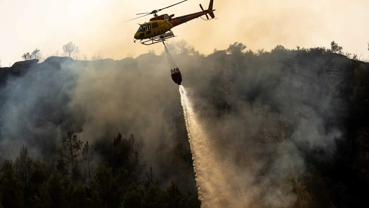Un helic&oacute;ptero durante las labores de extinci&oacute;n de un incendio en Cervell&oacute; (Barcelona)