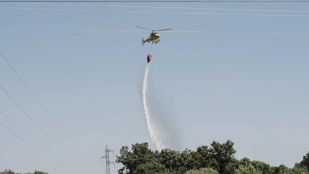 Un helic&oacute;ptero trabaja en la extinci&oacute;n del incendio, a 17 de julio de 2026, en Lozoyuela, Madrid (Espa&ntilde;a). El servicio de Emergencias del 112 de la Comunidad de Madrid ha informado que contin&uacute;an los trabajos de los bomberos y de los agentes forestales par