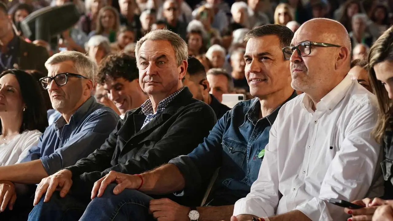 Archivo - El secretario general del PSOE y presidente del Gobierno, Pedro S&aacute;nchez (2d), junto al expresidente del Gobierno, Jos&eacute; Luis Rodr&iacute;guez Zapatero (2i)