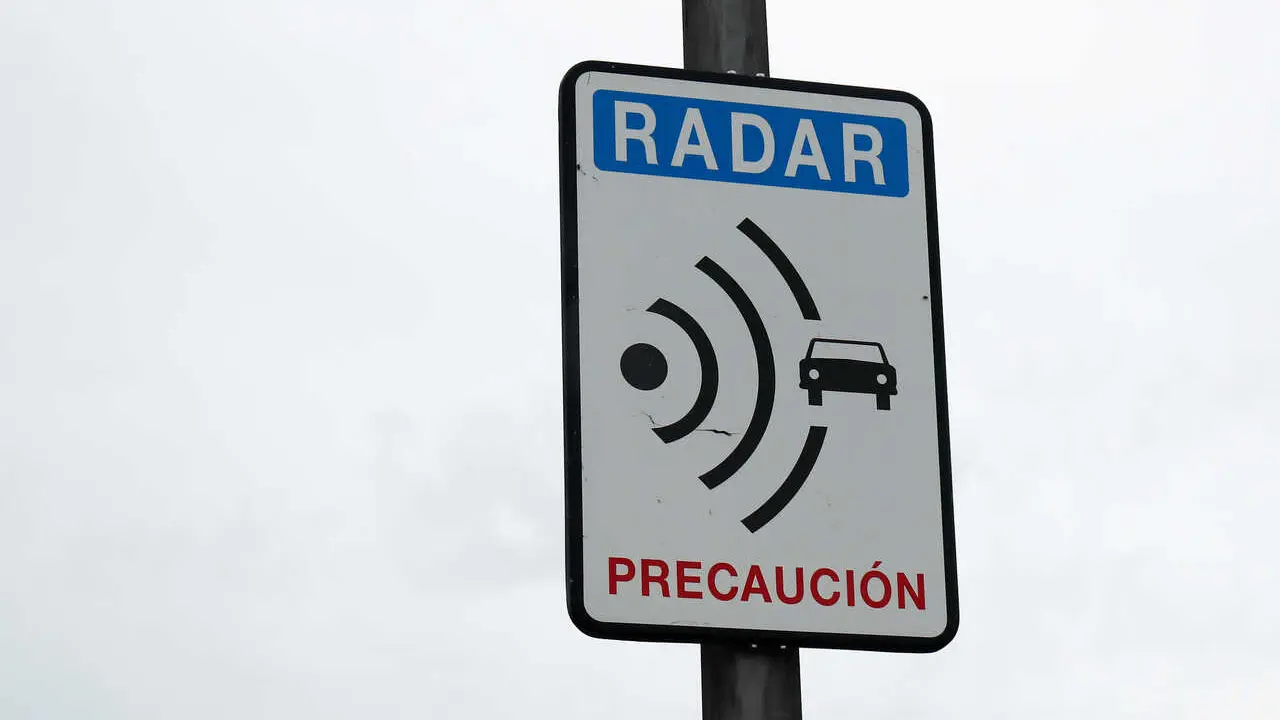 Imagen de la se&ntilde;alizaci&oacute;n que indica la existencia de un radar durante el Jueves Santo marcado por el confinamiento impuesto por el Estado de Alarma provocado por el coronavirus, COVID19. En Madrid (Espa&ntilde;a) a 9 de abril de 2020.
