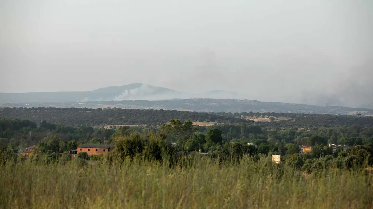 Vista de la columna de humo, en la urbanizaci&oacute;n El Encinar del Alberche, a 22 de julio de 2026, en Villa del Prado, Madrid (Espa&ntilde;a). Un incendio forestal originado en la tarde este mi&eacute;rcoles en la localidad de Almorox (Toledo), que se ha elevado al nivel 