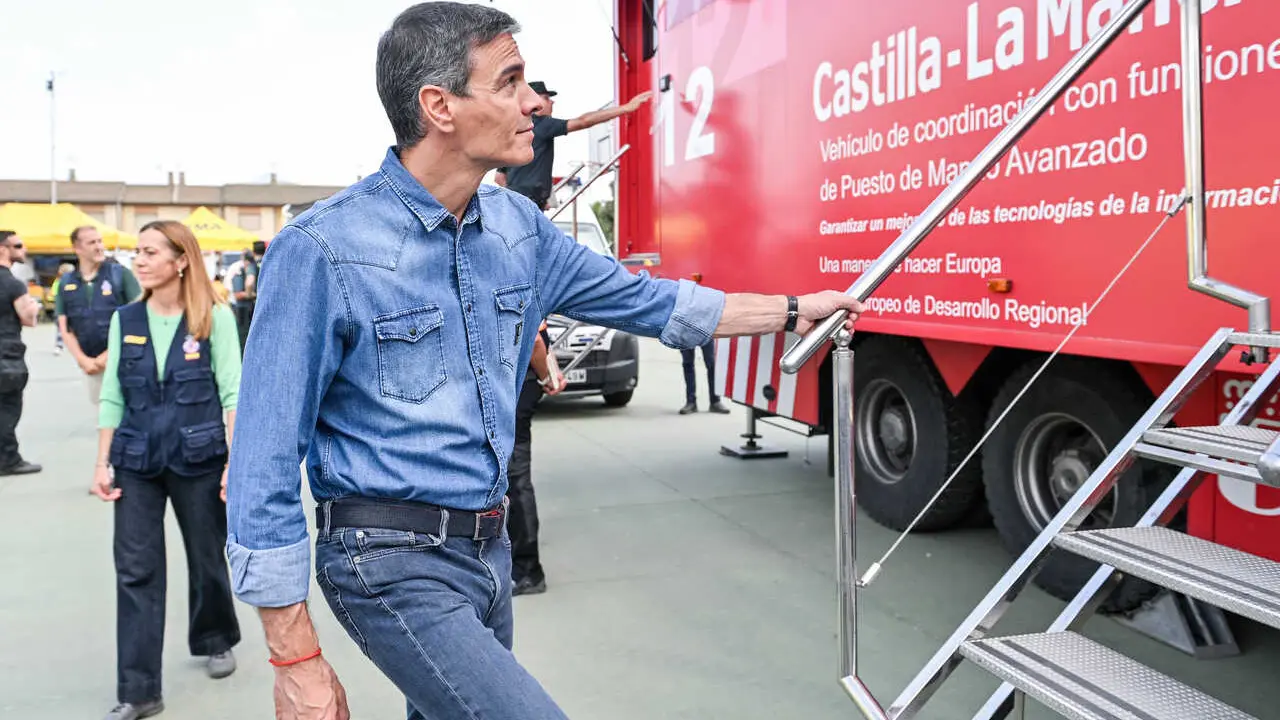 El presidente del Gobierno, Pedro S&aacute;nchez, durante una visita al Puesto de Mando Avanzado por el incendio de La Mierla, a 22 de julio de 2026, en Tamaj&oacute;n, Guadalajara, Castilla-La Mancha (Espa&ntilde;a). S&aacute;nchez acude a las instalaciones del Puesto de Mando Avan