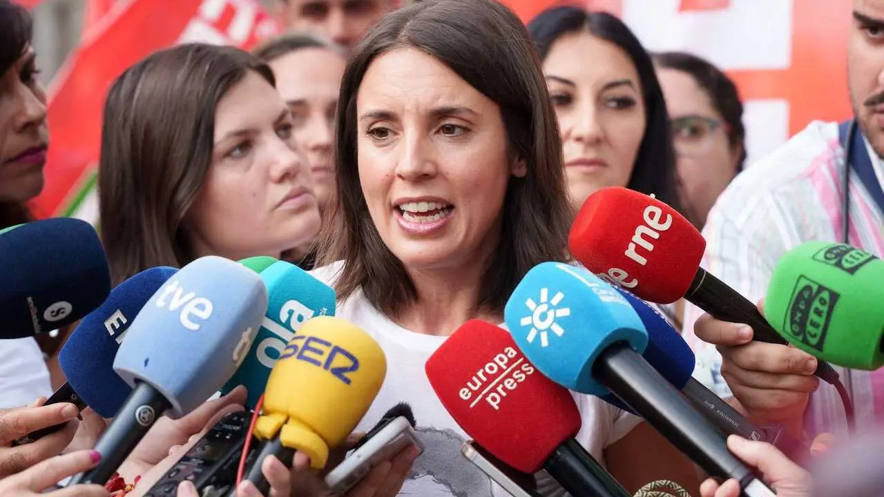 Archivo - La secretaria pol&iacute;tica de Podemos y eurodiputada, Irene Montero, atienden a los medios con motivo de la movilizaci&oacute;n convocada por CCOO en apoyo a los trabajadores del sector log&iacute;stico de Sevilla. A 22 de junio de 2026 en Sevilla (Andaluc&iacute;a, Esp
