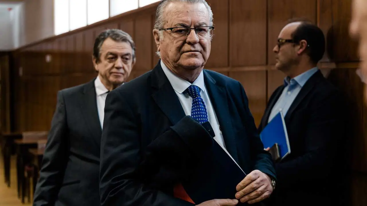 Archivo - El  Presidente y cofundador de Plus Ultra, Julio Miguel Mart&iacute;nez Sola (c), comparece ante la Comisi&oacute;n de Investigaci&oacute;n del &lsquo;caso Koldo&rsquo;, en el Senado, a 25 de febrero de 2026, en Madrid (Espa&ntilde;a).
