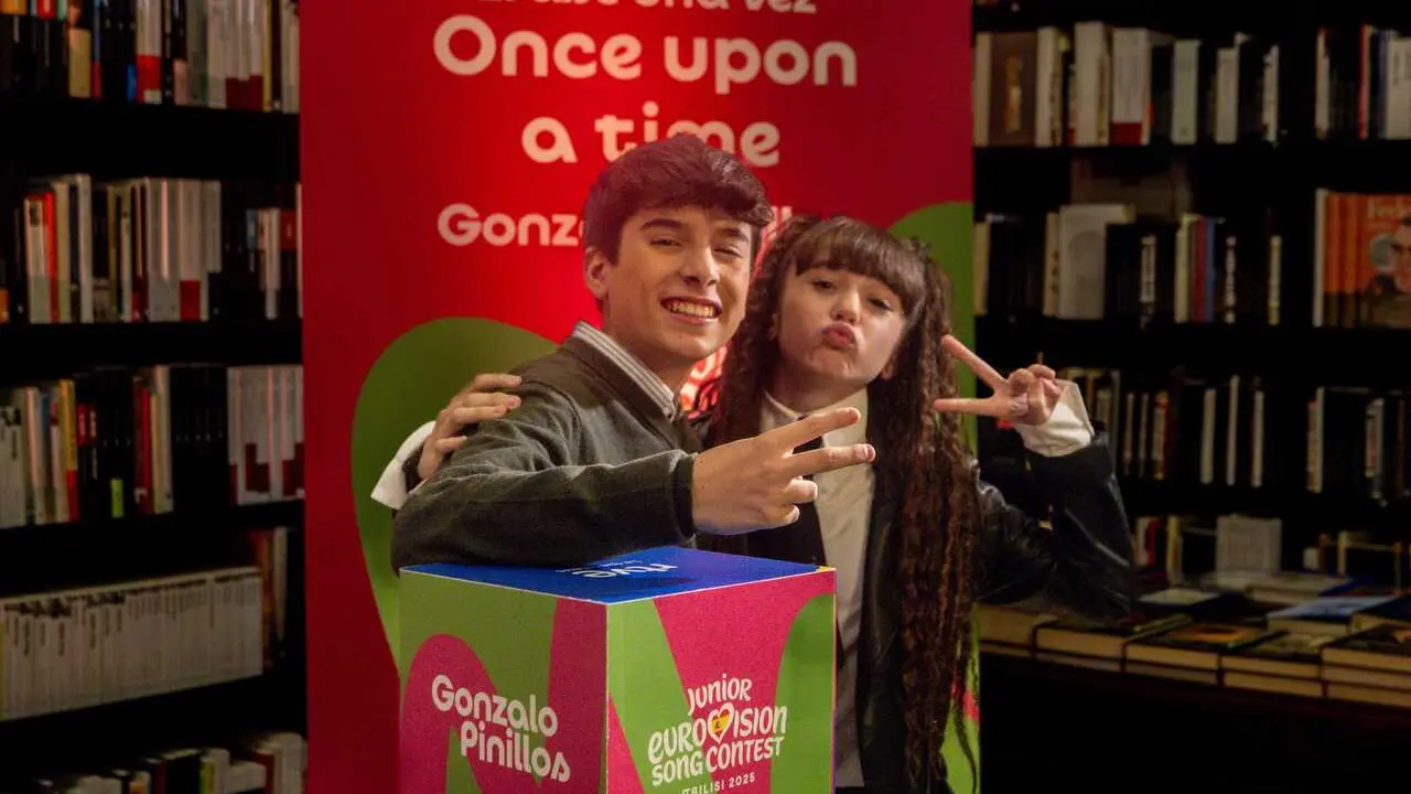 Archivo - El representante de Espa&ntilde;a en Eurovisi&oacute;n Junior, Gonzalo Pinillos, y la representante de Espa&ntilde;a en Eurovisi&oacute;n Junior 2024, Chloe DelaRosa, posan durante la despedida del primero antes de Eurovisi&oacute;n Junior, en la librer&iacute;a La Mistral, a 3 de dicie