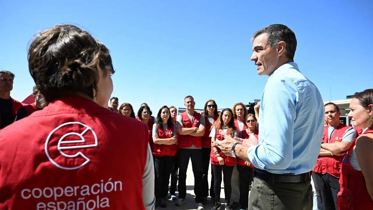El presidente del Gobierno, Pedro S&aacute;nchez, recibe al personal del equipo START de AECID a su regreso de Venezuela
