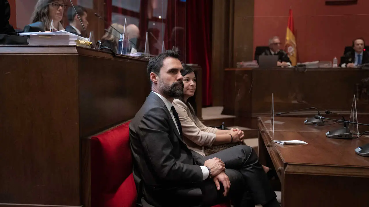 Archivo - El expresidente del Parlament y exconsejero Roger Torrent y la exsecretaria cuarta del Parlament Adriana Delgado, durante el juicio en el Tribunal Superior de Justicia de Catalu&ntilde;a (TSJC), a 5 de octubre de 2022, en Barcelona, Catalu&ntilde;a (Espa&ntilde;a).