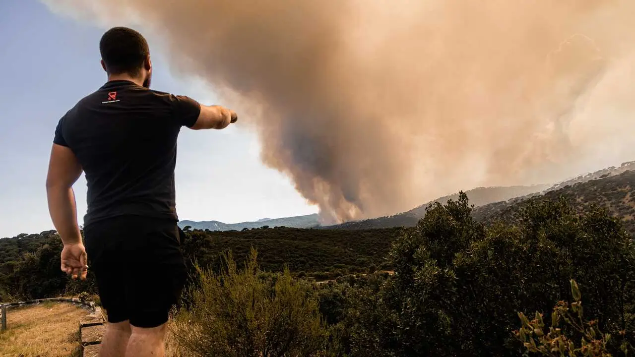 Una persona observa la evoluci&oacute;n del fuego 