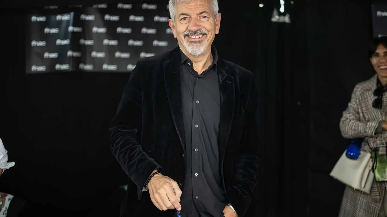 Archivo - El presentador de televisi&oacute;n y escritor Carlos Sobera posa durante la firma de ejemplares en el d&iacute;a de Sant Jordi 2024, a 23 de abril de 2024, en Barcelona, Catalunya (Espa&ntilde;a). 