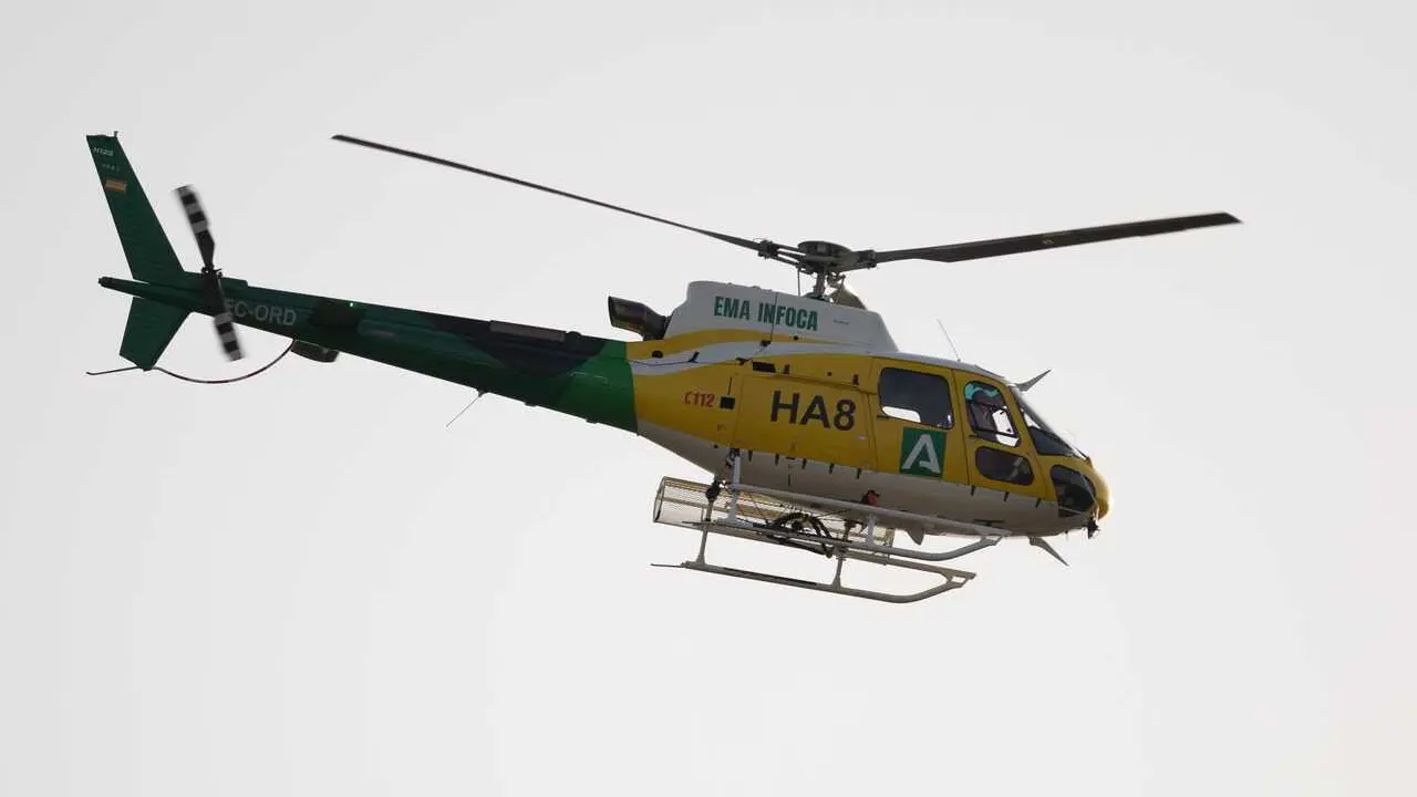 Un helic&oacute;ptero del Infoca durante las labores de coordinaci&oacute;n en el puesto de mando avanzado. A 22 de julio de 2026, en El Cerro de And&eacute;valo, Huelva (Foto de archivo).