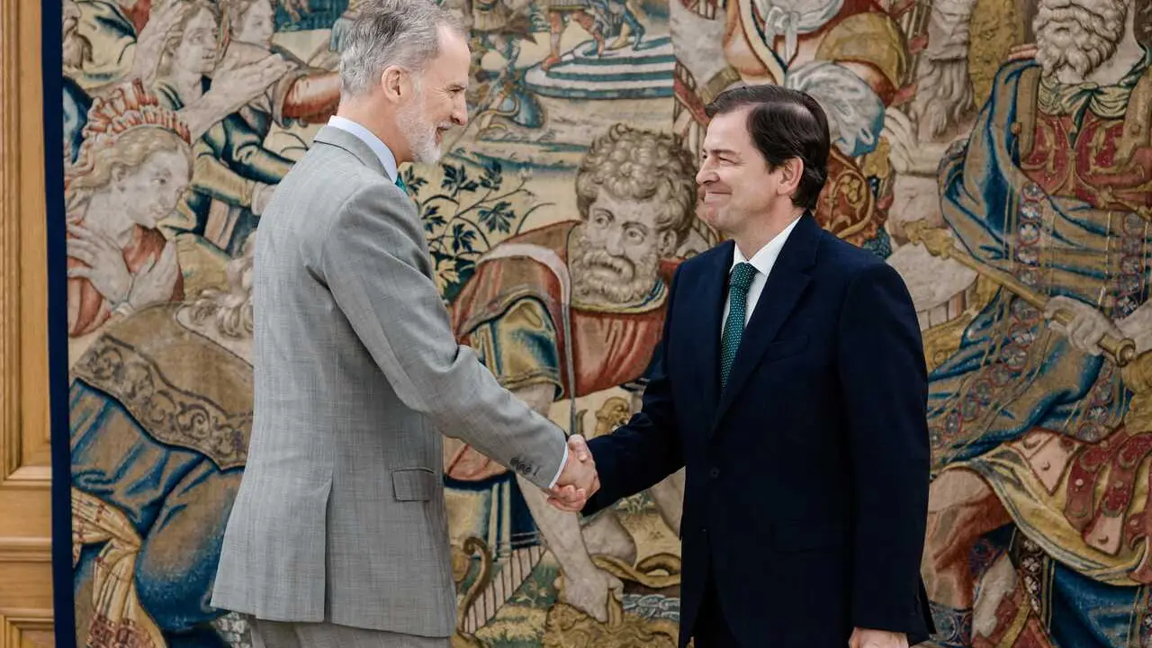 El Rey Felipe VI (i) recibe en audiencia al presidente de la Junta de Castilla y Le&oacute;n, Alfonso Fern&aacute;ndez Ma&ntilde;ueco (d), en el Palacio de la Zarzuela, a 2 de julio de 2026, en Madrid (Espa&ntilde;a). La audiencia tiene lugar tras la reciente reelecci&oacute;n de Alfonso F