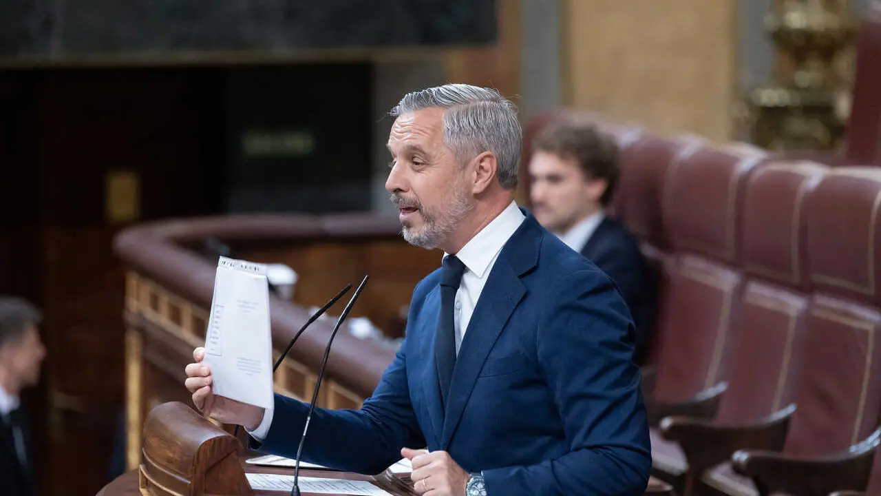 El vicesecretario del PP de Hacienda, Vivienda e Infraestructuras, Juan Bravo, interviene durante la celebraci&oacute;n de una sesi&oacute;n extraordinaria del Pleno del Congreso de los Diputados, a 23 de julio de 2026, en Madrid (Espa&ntilde;a). La C&aacute;mara Baja se re&uacute;ne en pl