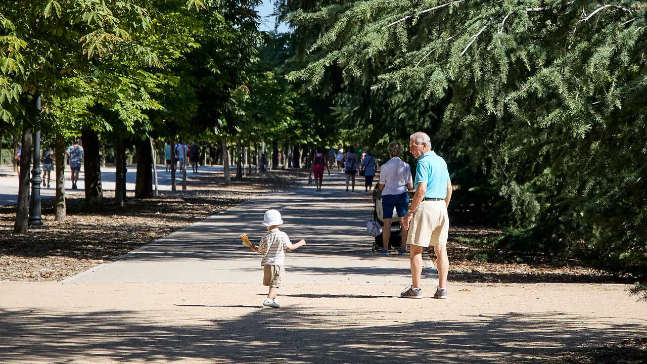 Archivo - Un abuelo con su nieto en el parque de El Retiro.