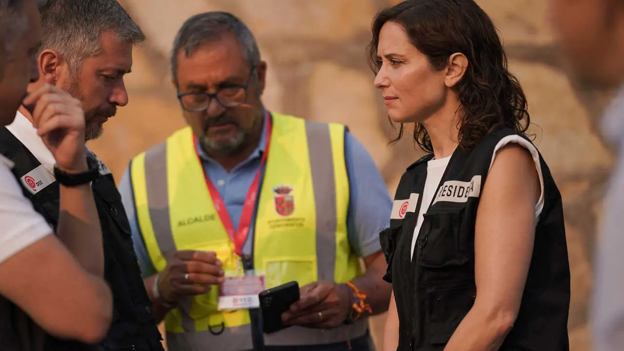La presidenta de la Comunidad de Madrid, Isabel D&iacute;az Ayuso, ha enviado su cari&ntilde;o a la vecindad de Valle del Ti&eacute;tar, evacuada en su totalidad, por el 'infierno' que est&aacute;n viviendo