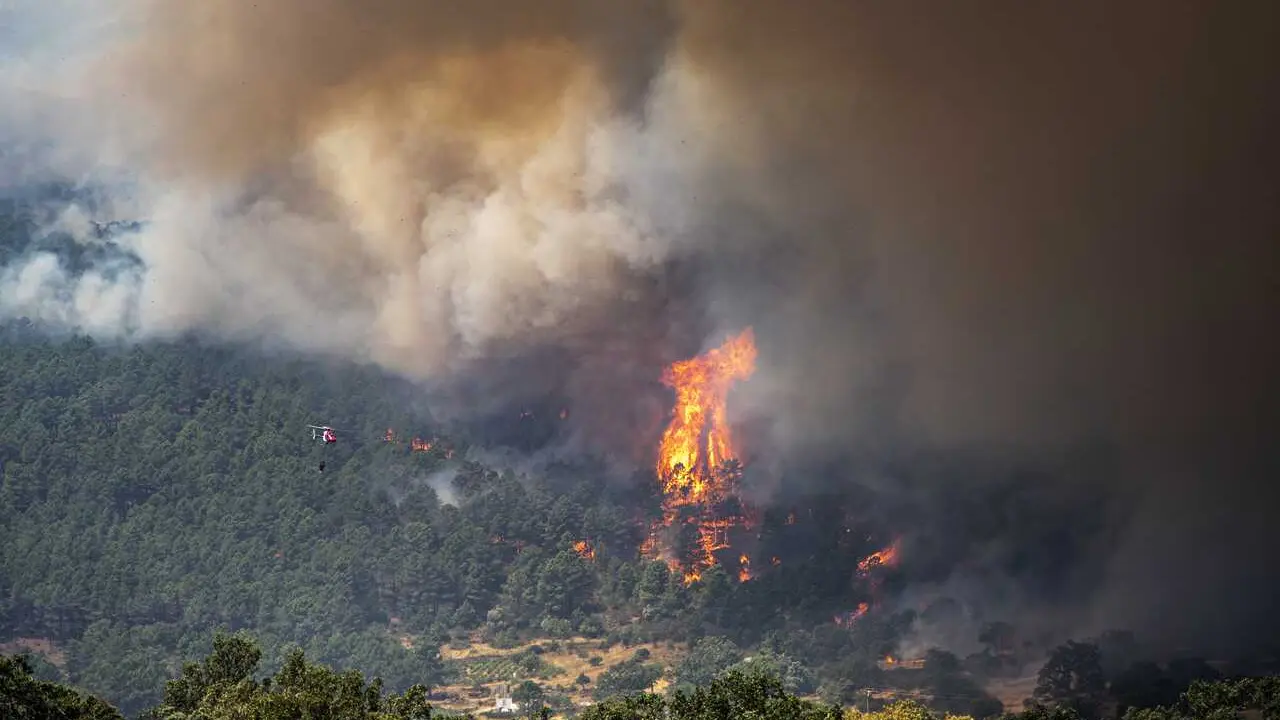 Un helic&oacute;ptero trata de apagar el fuego, cerca de El Casta&ntilde;ar de El Tiemblo, a 24 de julio de 2026, en El Tiemblo, &Aacute;vila, Castilla y Le&oacute;n (Espa&ntilde;a). 