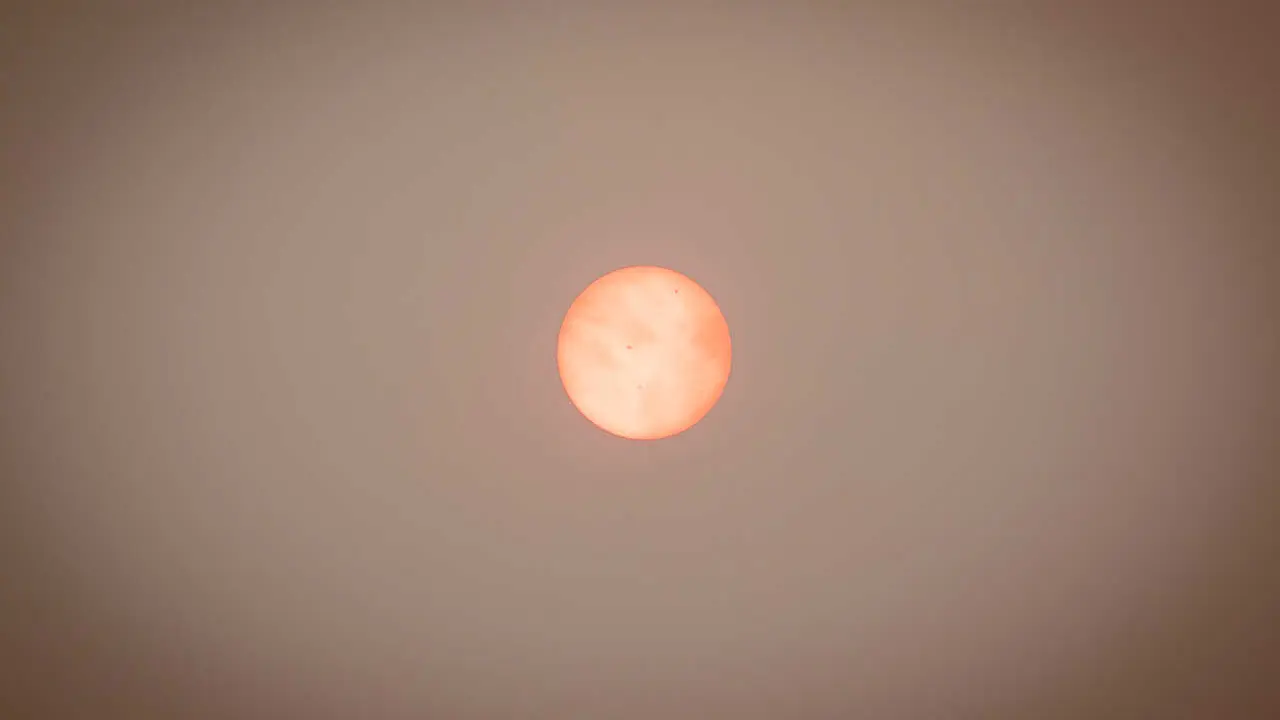 El cielo y el sol cubiertos de humo en el Puesto de Mando Avanzado de la zona afectada por los incendios forestales de la sierra oeste