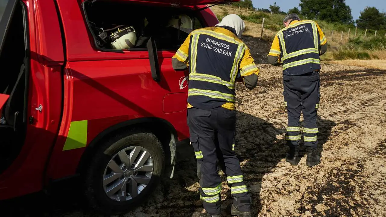 Varios Bomberos de Navarra trabajan en la extinci&oacute;n de un incendio en una imagen de archivo.