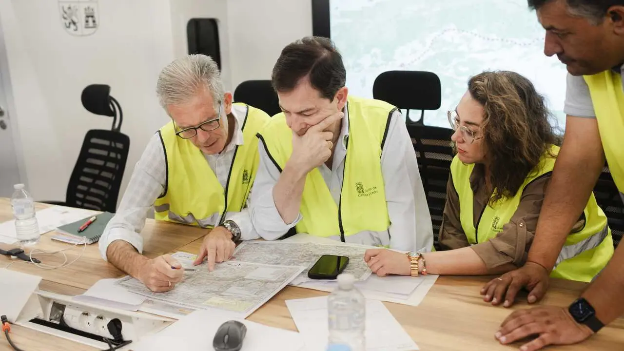 El presidente de la Junta de Castilla y Le&oacute;n, Alfonso Fern&aacute;ndez Ma&ntilde;ueco (c), en el Puesto de Mando Avanzado (PMA) durante las labores de extinci&oacute;n del fuego forestal, a 25 de julio de 2026, en Navaluenga, &Aacute;vila, Castilla y Le&oacute;n (Espa&ntilde;a)