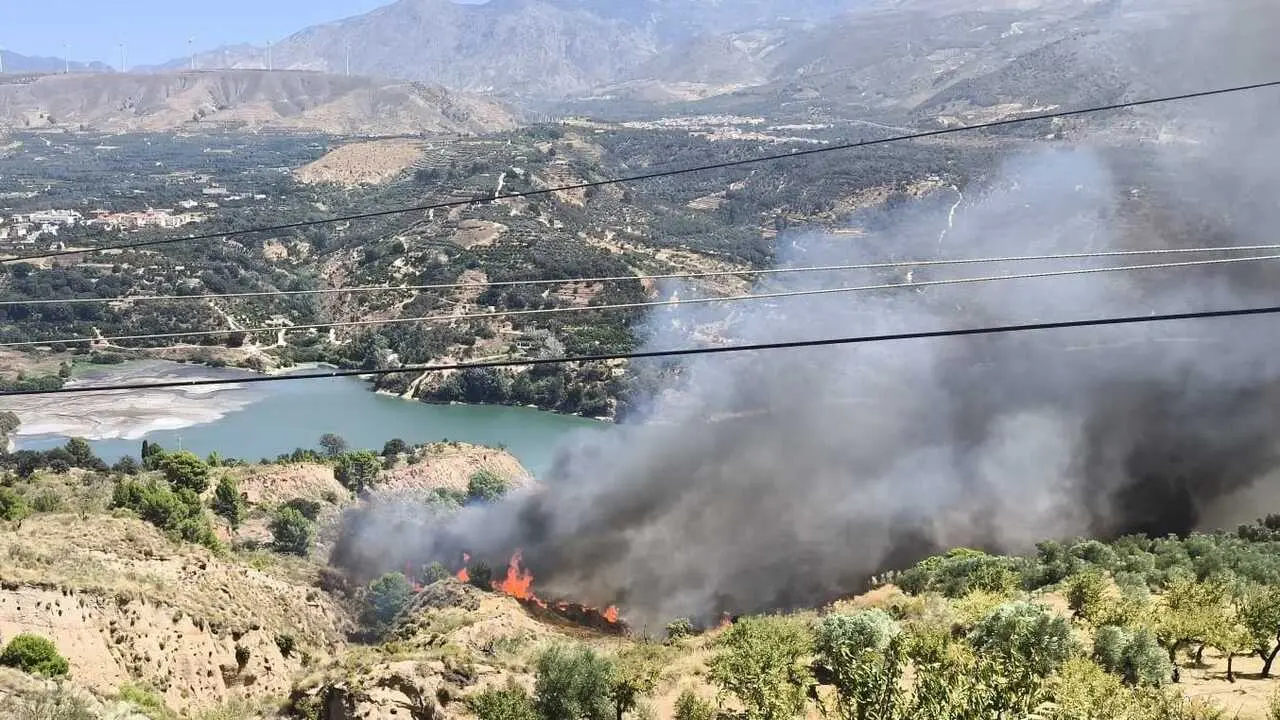 Incendio forestal declarado el s&aacute;bado, 25 de julio, en el pantano del Beznar, en la localidad granadina de El Valle.